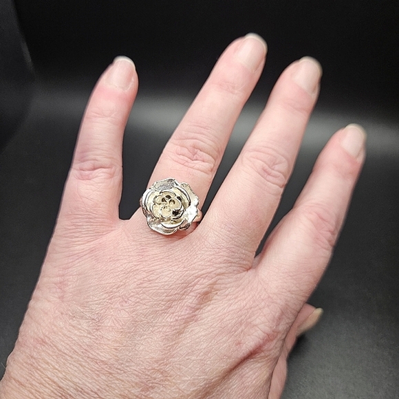 Sterling Silver Ring Marked 925 with a Metal Flower Size 7 - Picture 6 of 6